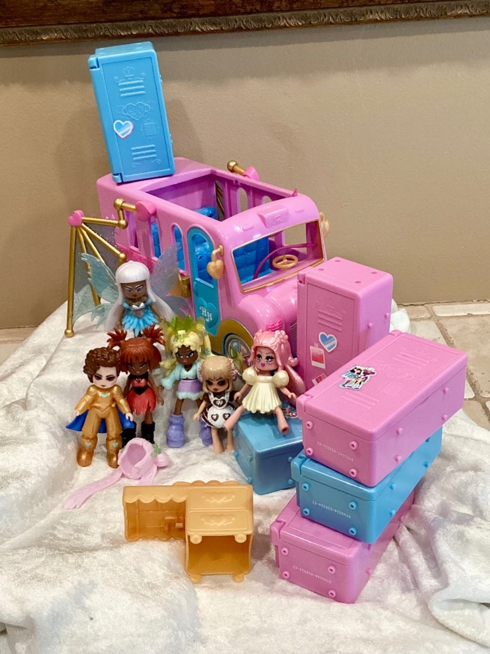 14 Piece Royale High Lot Includes Fashion Bus, Dolls, Lockers 2024 By Jazwares